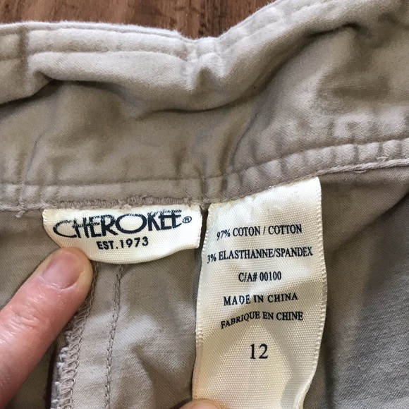 There are 4 Items ,short pants and thermal top for winter - Picture 2 of 7